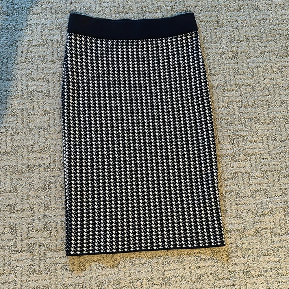 Ann Taylor (NWOT) Knitted pull on Pencil Skirt in Checkered Navy and White XS